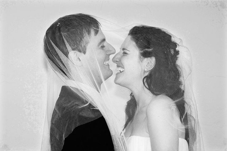 800px-Under_the_veil